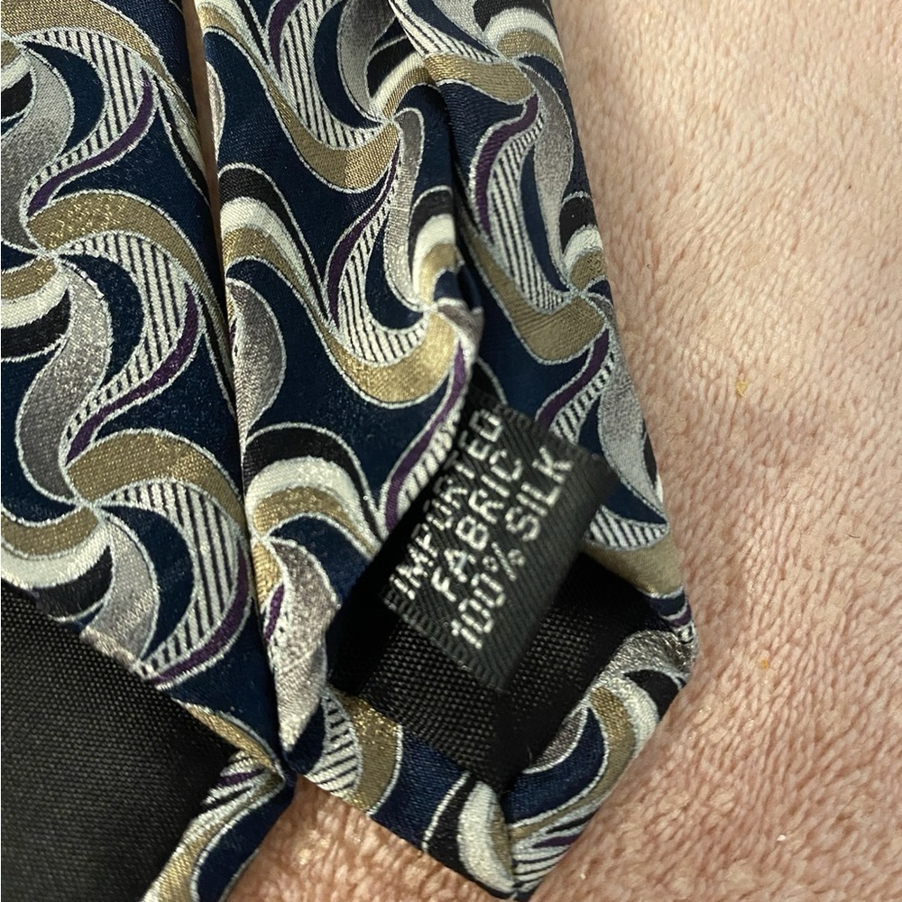 Elegant Black and Gold Patterned Tie - Picture 7 of 7